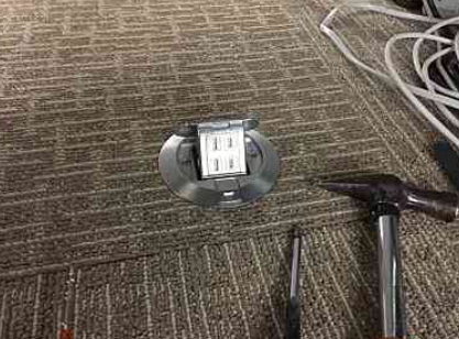 床コンセント増設-名古屋電気工事