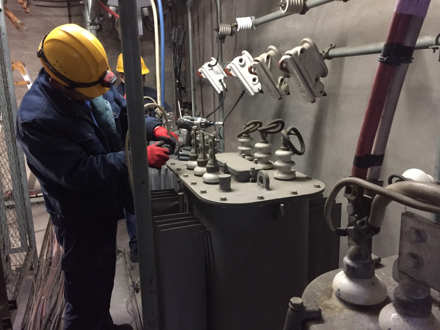 クレーンを使ってのキュービクル内トランス入替工事